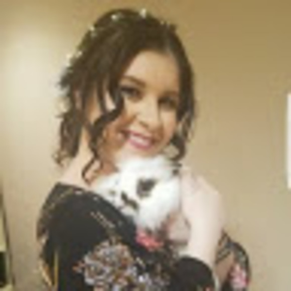 Meet your Posher, Stephanie - Picture 2 of 4